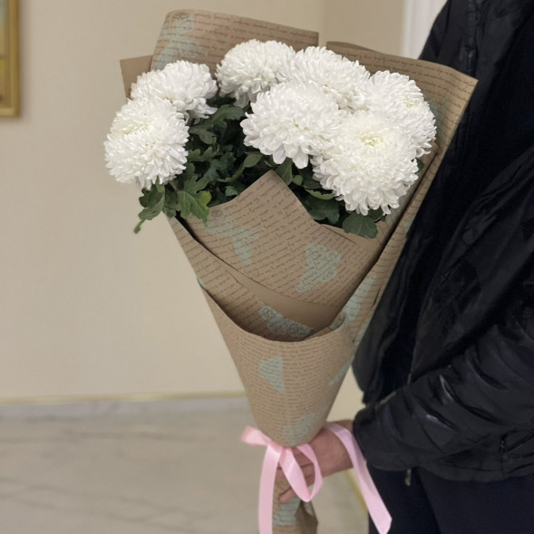 Букет 7 белых одноголовых хризантем в крафте в Мысхако
