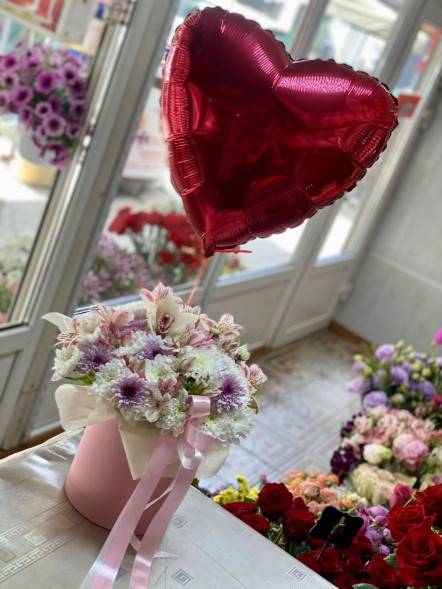 Цветы в коробке и шарик в форме сердца в Мысхако